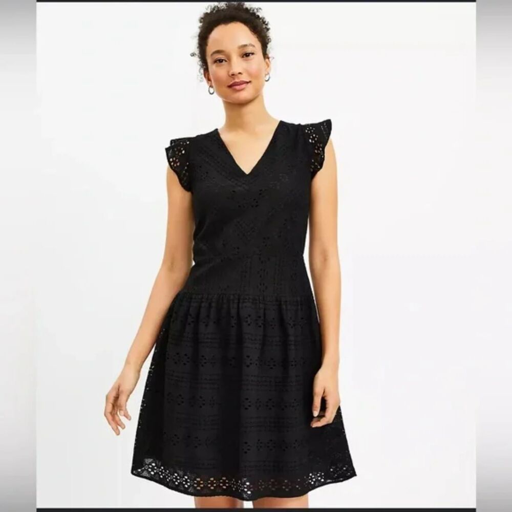 Ann Taylor LOFT Fit Flare Black Eyelet Lace V-neck Ruffle Sleeve Lined Size 8